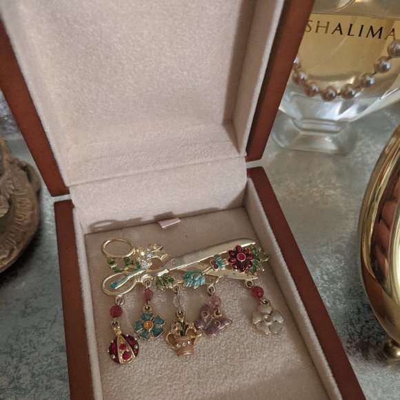 Vintage Jewelry - Unique vintage brooch garden scissor with flowers